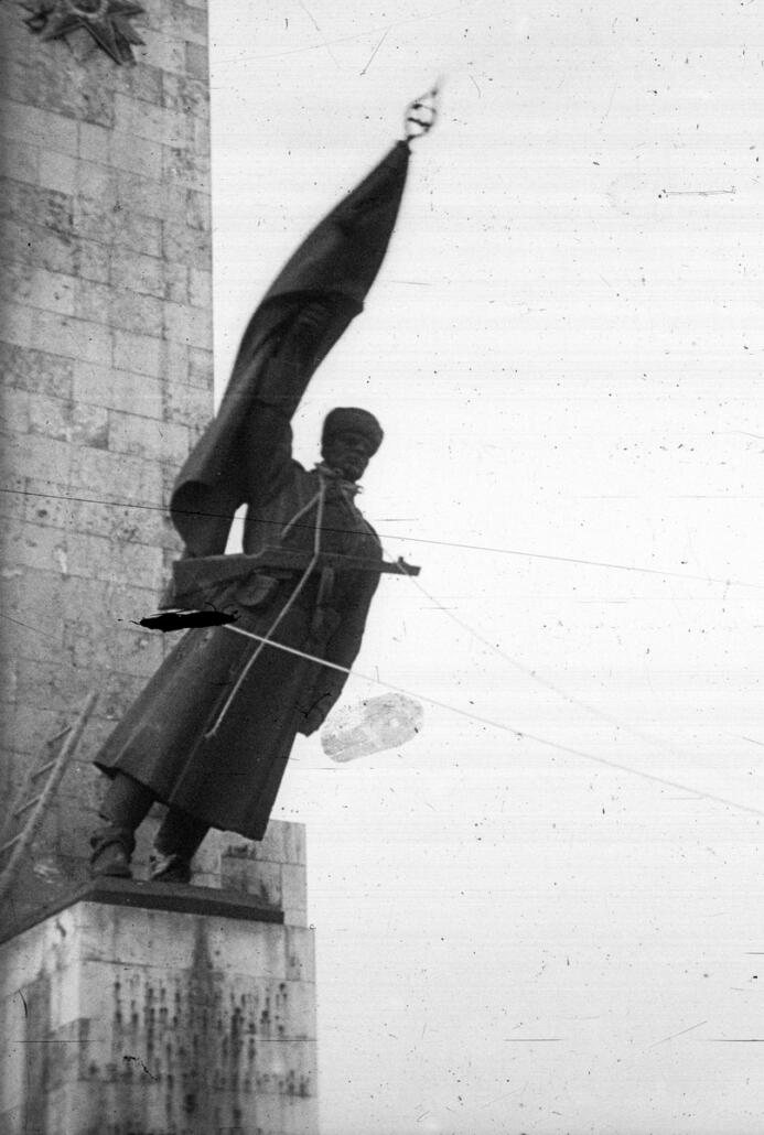 A Szabadság-szobor katonaszobrának ledöntése 1956-ban