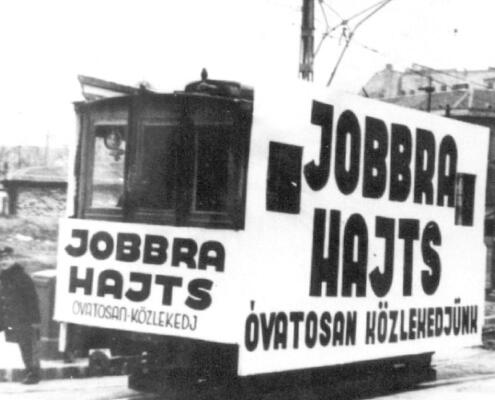"Jobbra hajts!" figyelmeztető felirat egy villamos oldalain, 1941