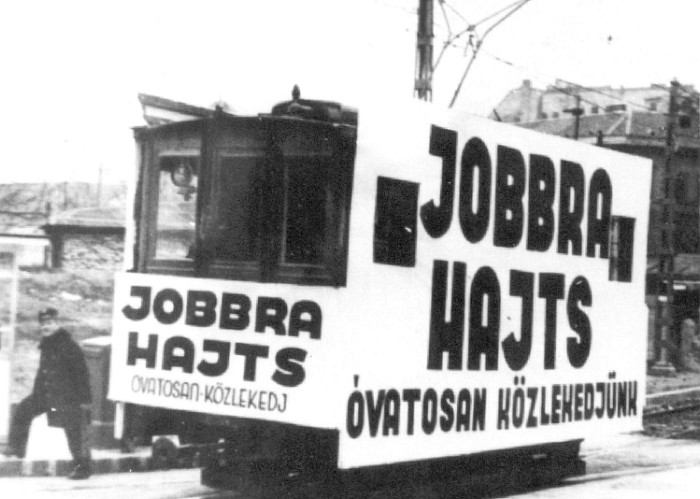 "Jobbra hajts!" figyelmeztető felirat egy villamos oldalain, 1941
